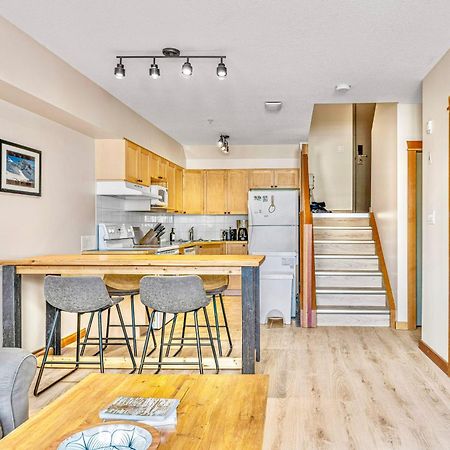 Canmore Mountain View Loft Apartment Heated Outdoor Pool 외부 사진