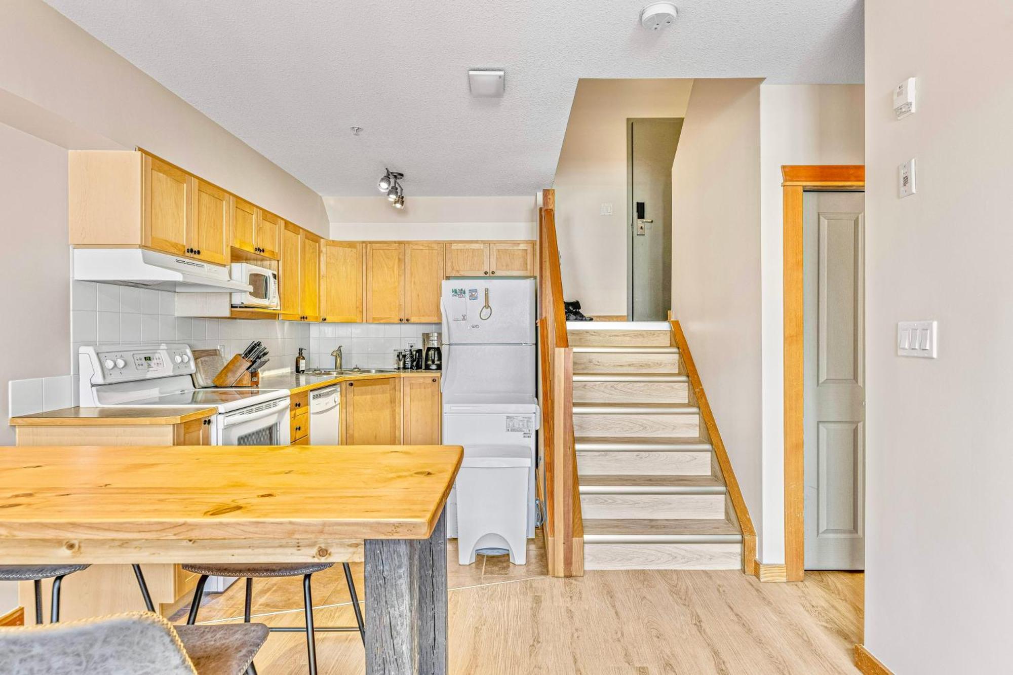 Canmore Mountain View Loft Apartment Heated Outdoor Pool 외부 사진