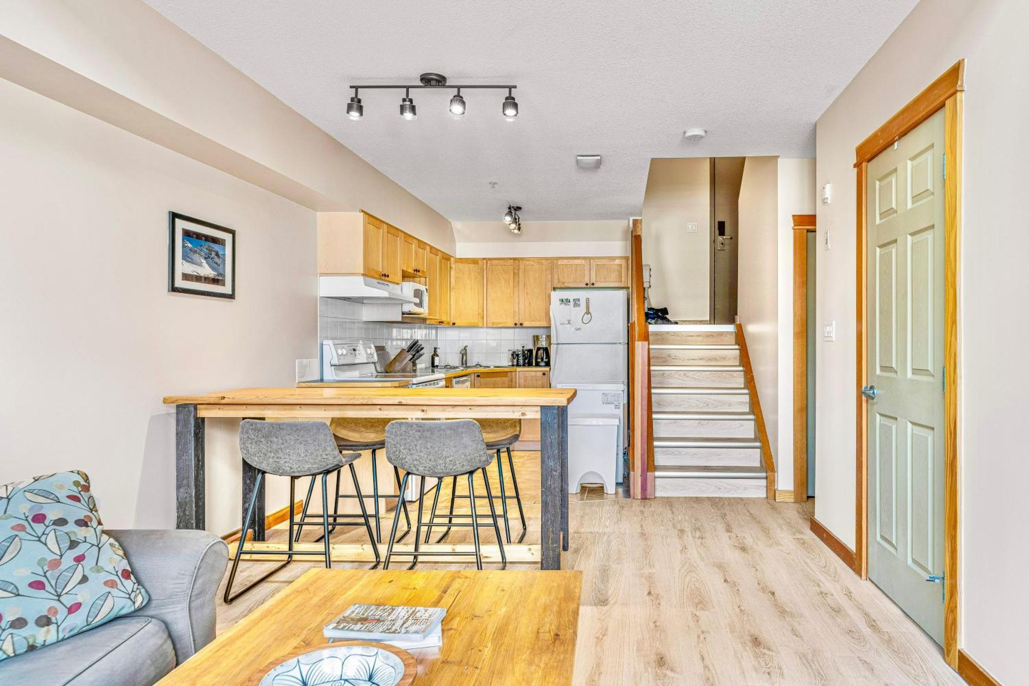 Canmore Mountain View Loft Apartment Heated Outdoor Pool 외부 사진