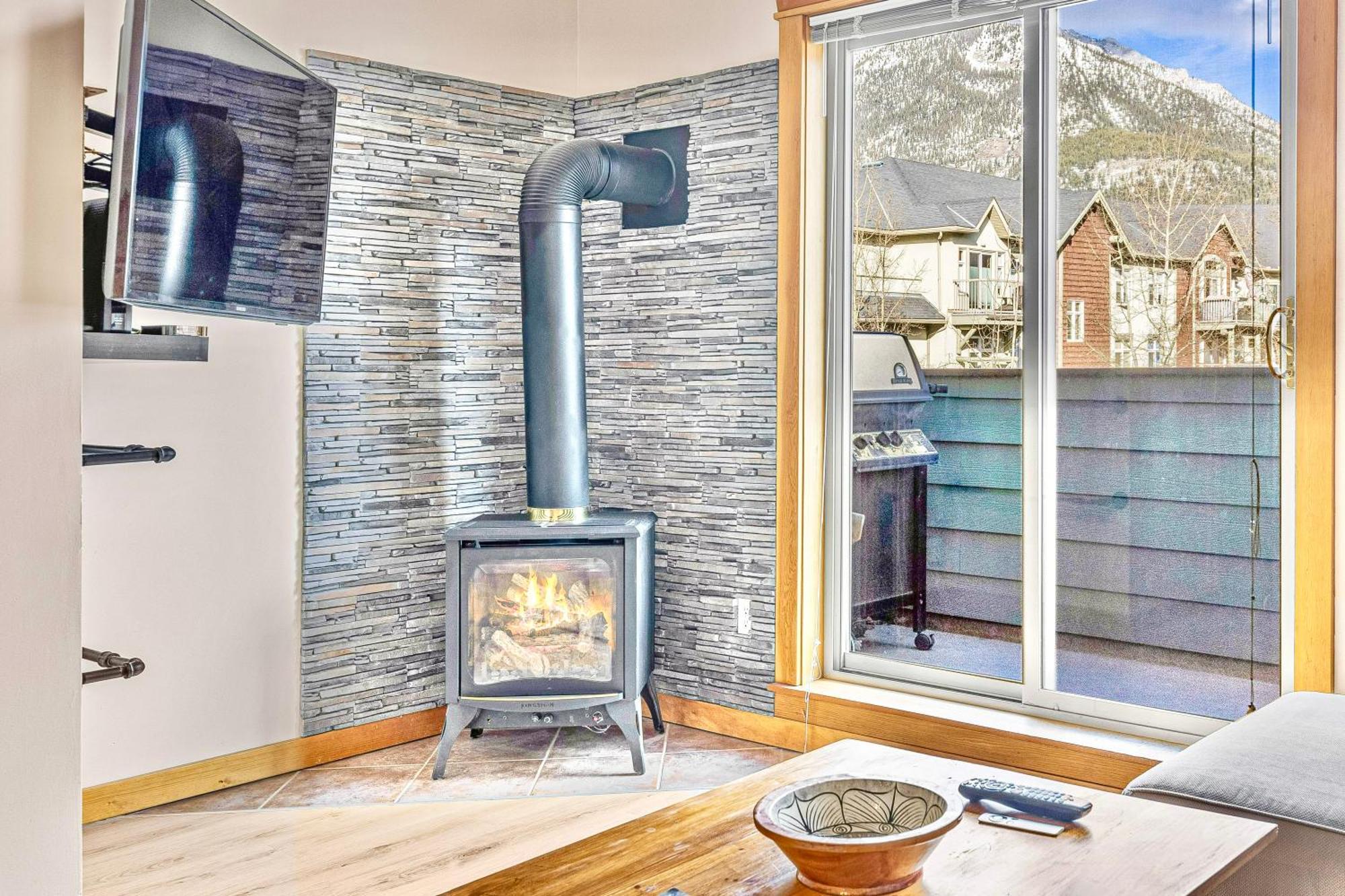 Canmore Mountain View Loft Apartment Heated Outdoor Pool 외부 사진