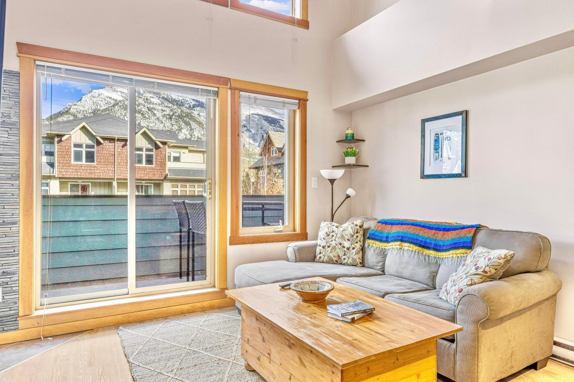Canmore Mountain View Loft Apartment Heated Outdoor Pool 외부 사진