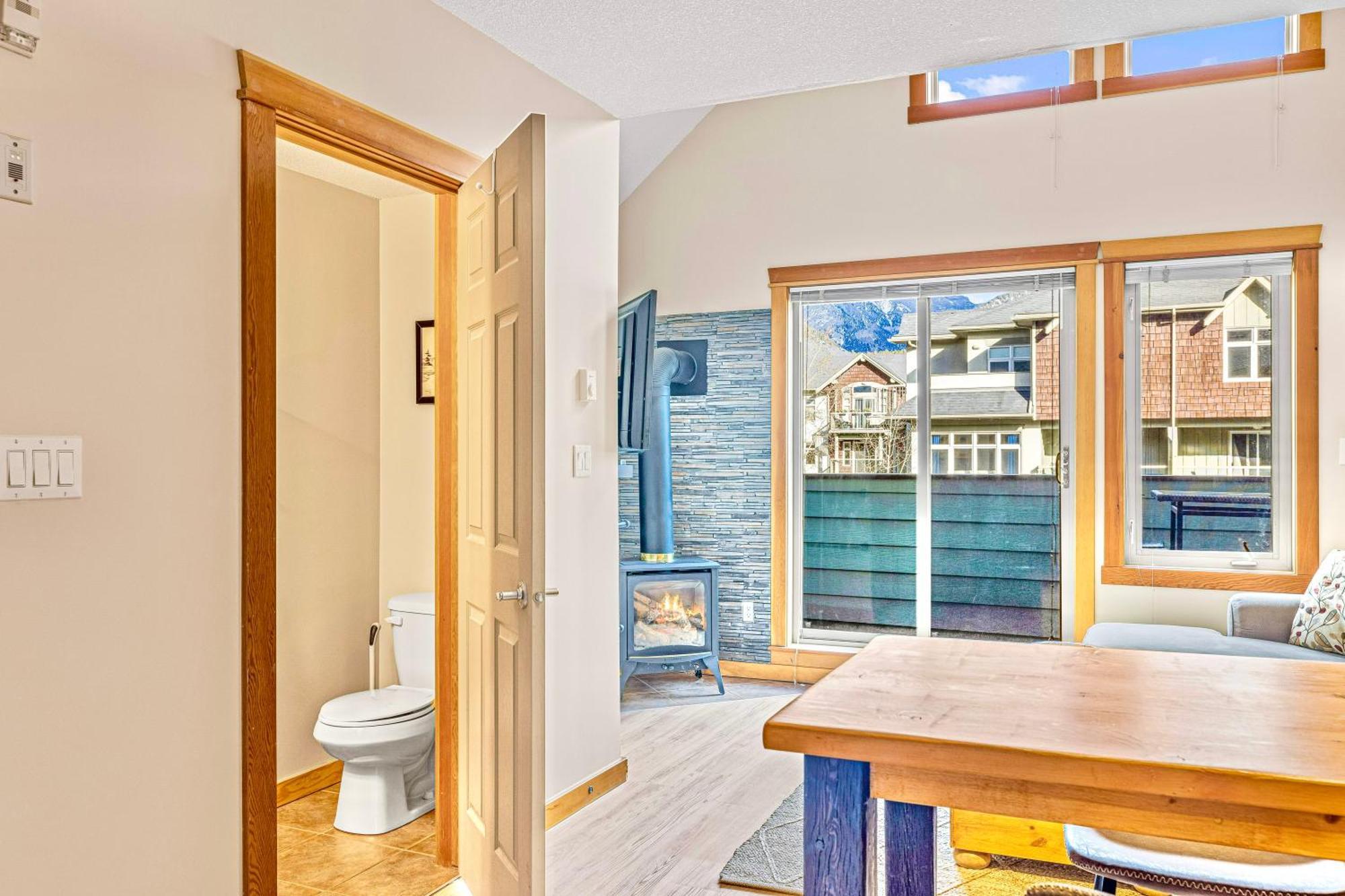 Canmore Mountain View Loft Apartment Heated Outdoor Pool 외부 사진