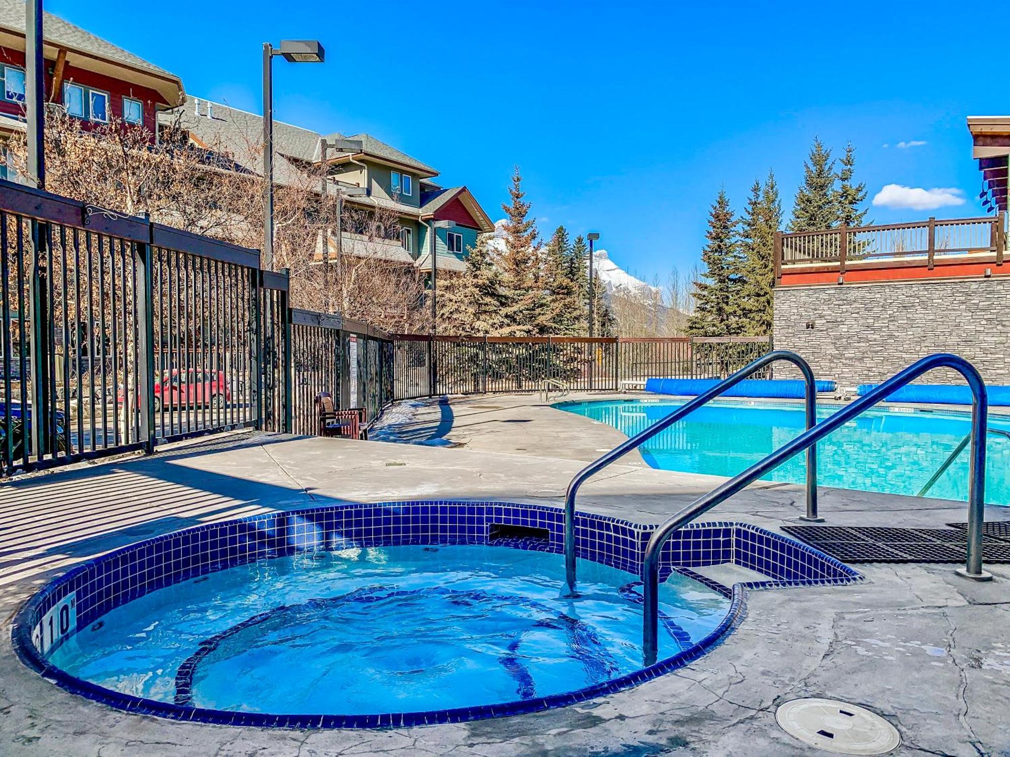 Canmore Mountain View Loft Apartment Heated Outdoor Pool 외부 사진