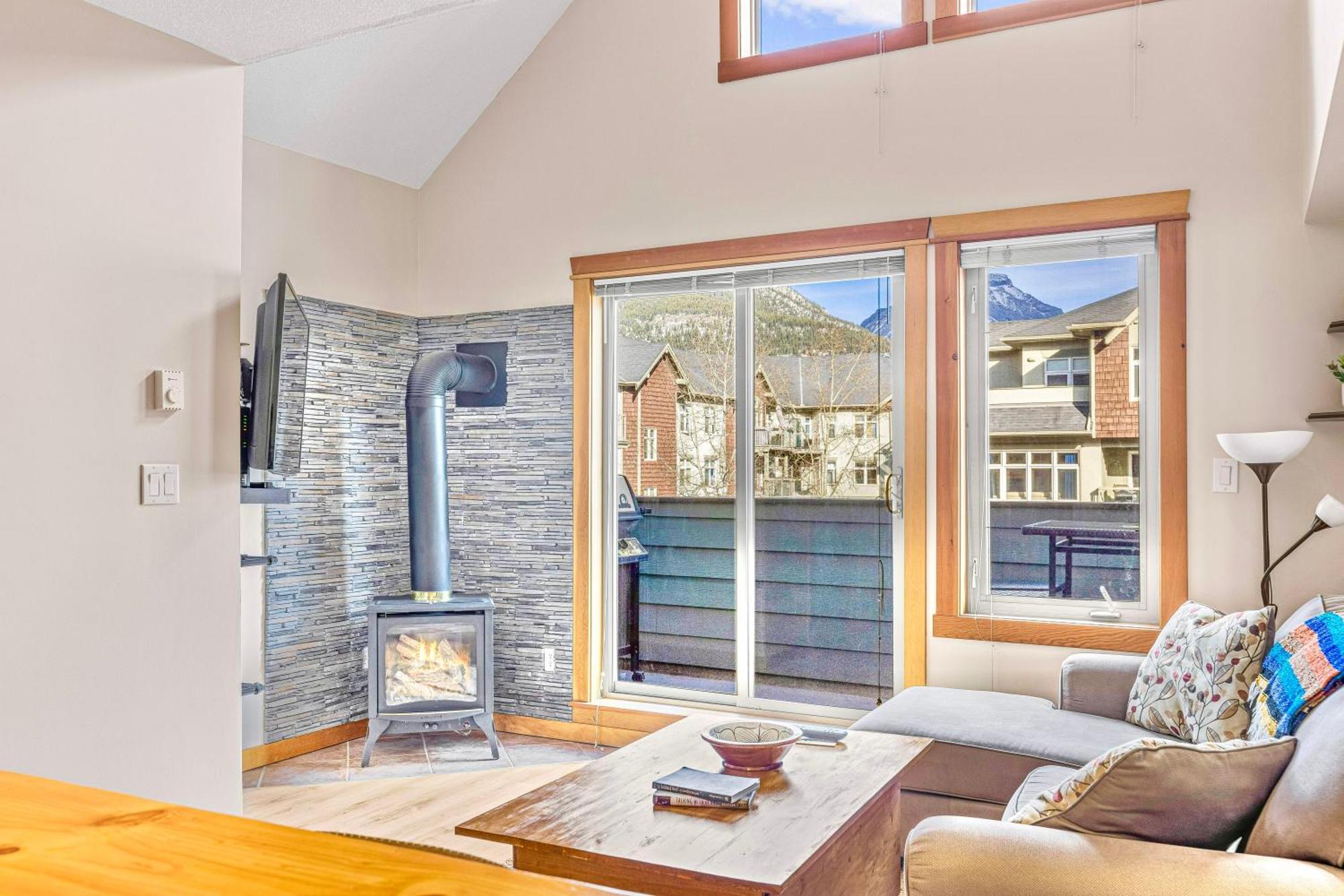 Canmore Mountain View Loft Apartment Heated Outdoor Pool 외부 사진