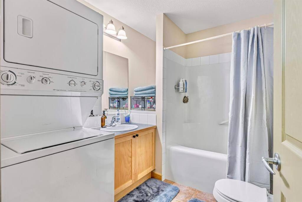 Canmore Mountain View Loft Apartment Heated Outdoor Pool 외부 사진