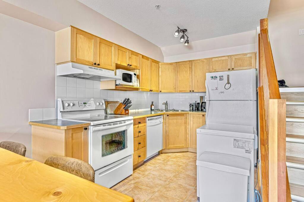 Canmore Mountain View Loft Apartment Heated Outdoor Pool 외부 사진