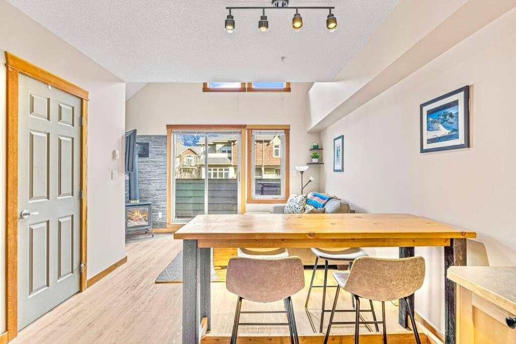 Canmore Mountain View Loft Apartment Heated Outdoor Pool 외부 사진