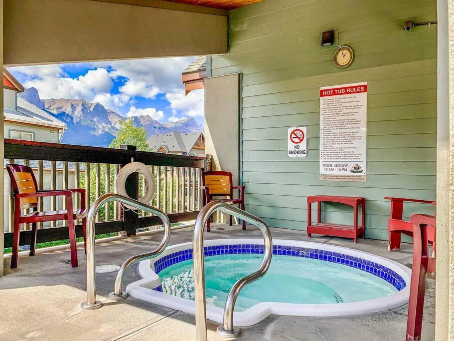 Canmore Mountain View Loft Apartment Heated Outdoor Pool 외부 사진