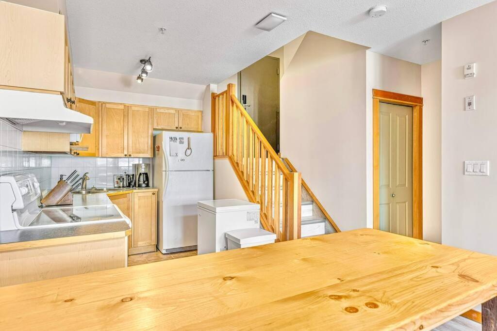 Canmore Mountain View Loft Apartment Heated Outdoor Pool 외부 사진