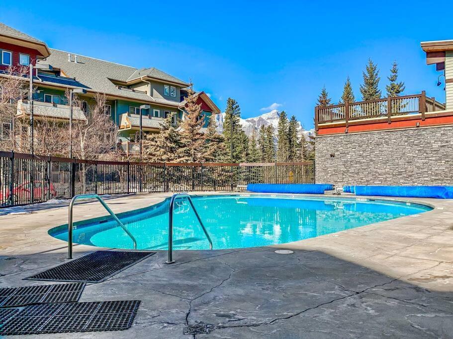 Canmore Mountain View Loft Apartment Heated Outdoor Pool 외부 사진